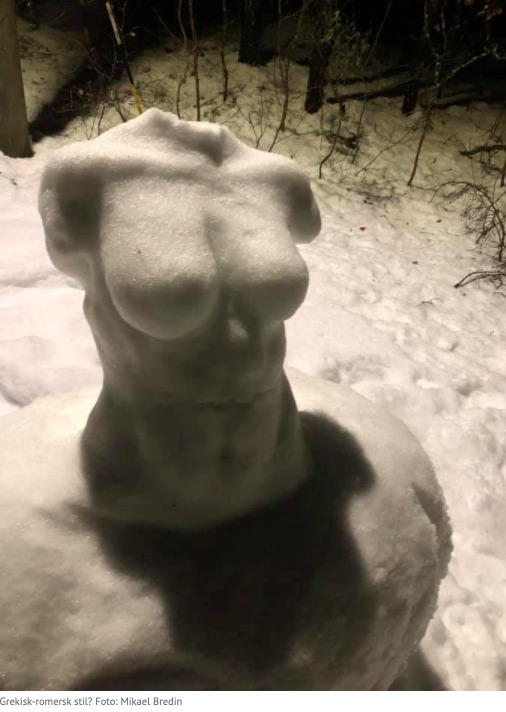Sculpture gréco-romaine en neige