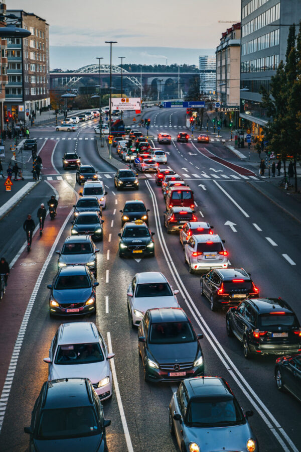 Files de voiture sur la route