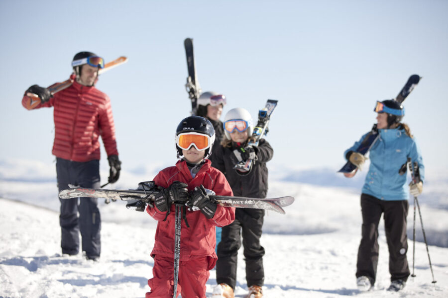Famille faisant du ski en Suède